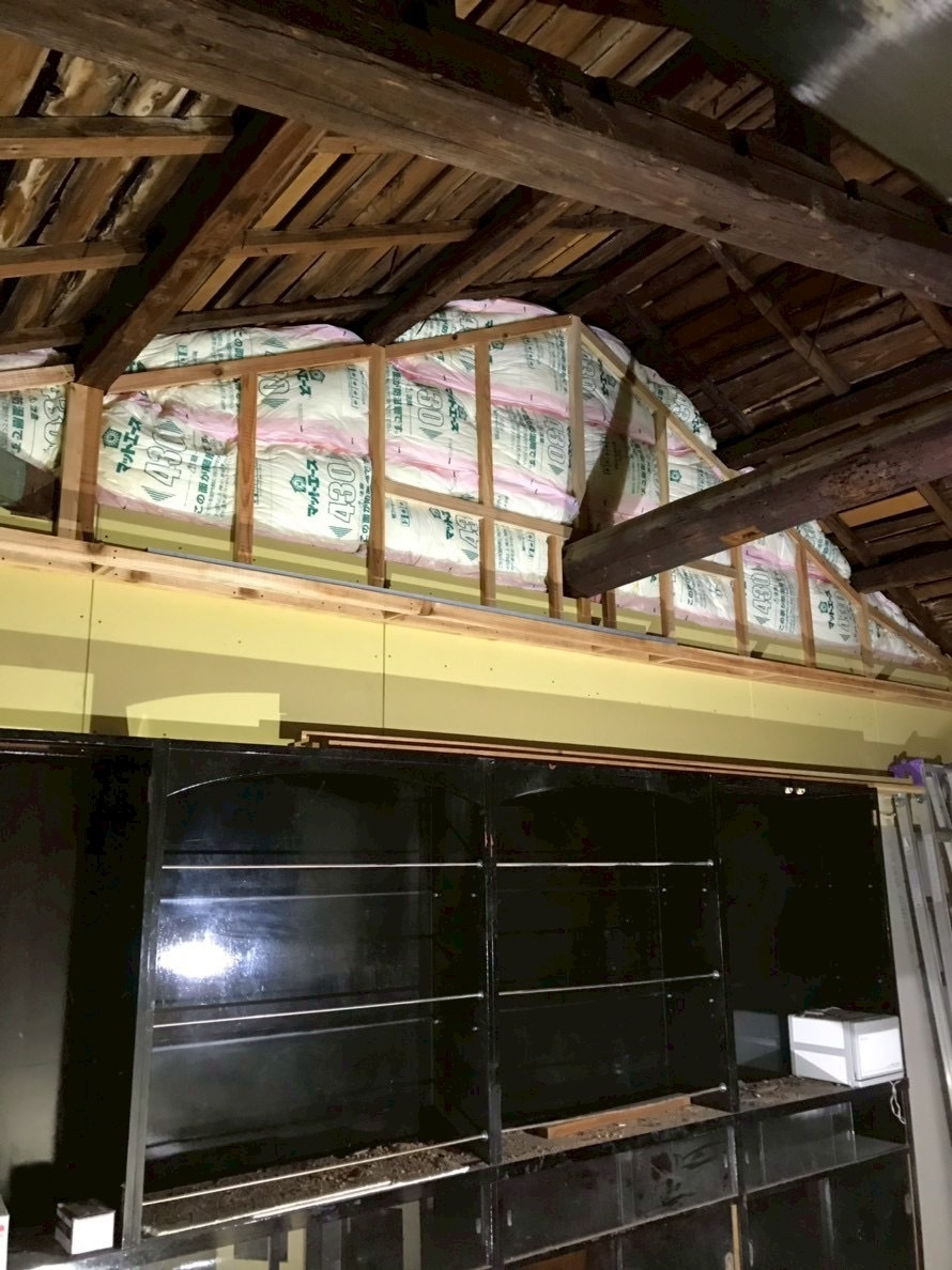 天井裏まで到達するのにかなり苦労しました（笑）