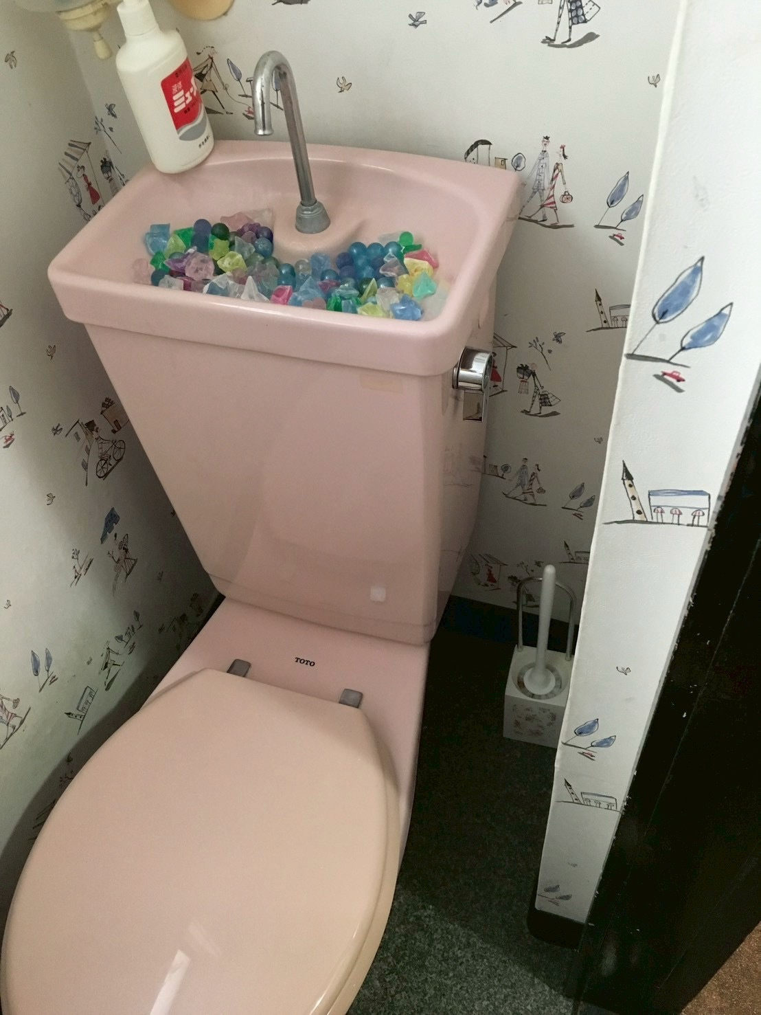 以前は壁紙が昭和風のトイレでした。