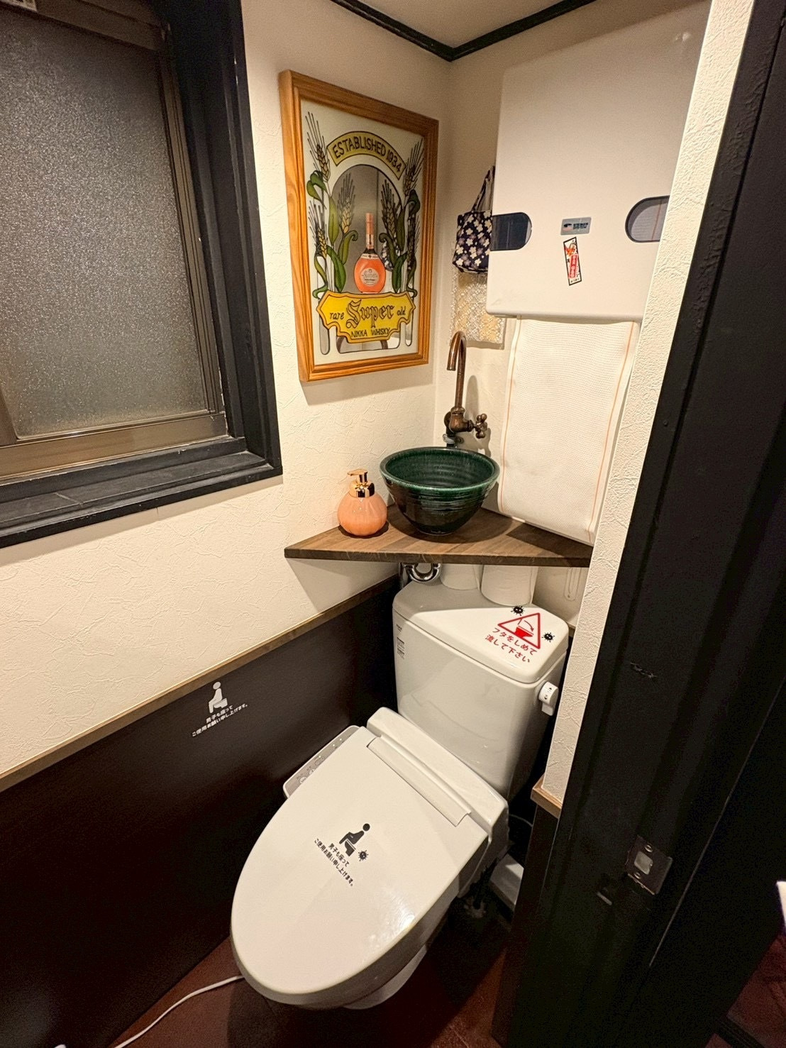 お店の雰囲気にあうレトロモダンなトイレにしました。